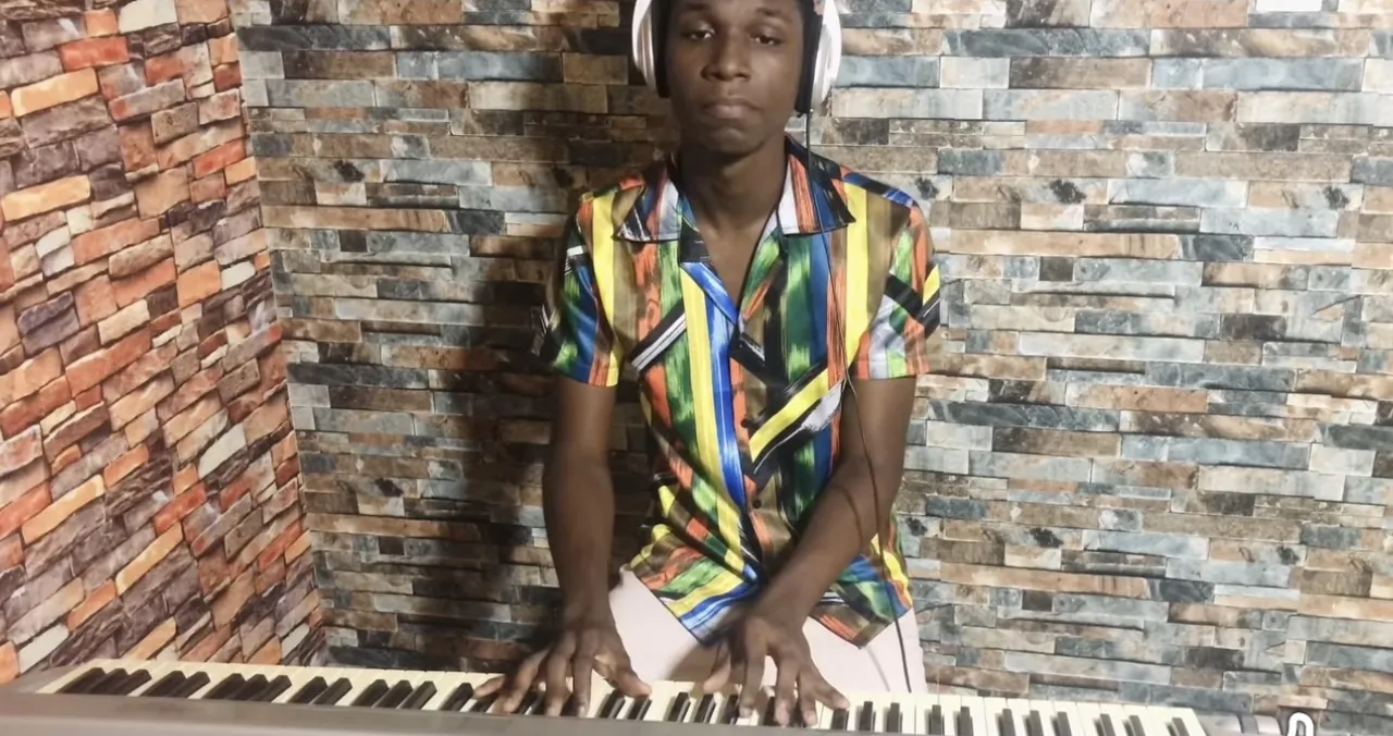 Une de ses premières vidéos au piano