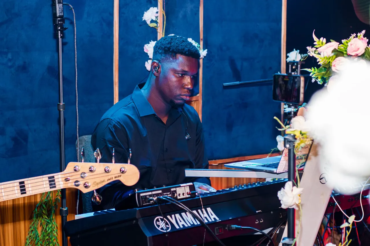 Emmanuel Nouhou au clavier aujourd'hui, en session live